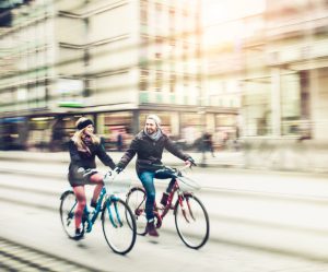 Par som cyklar